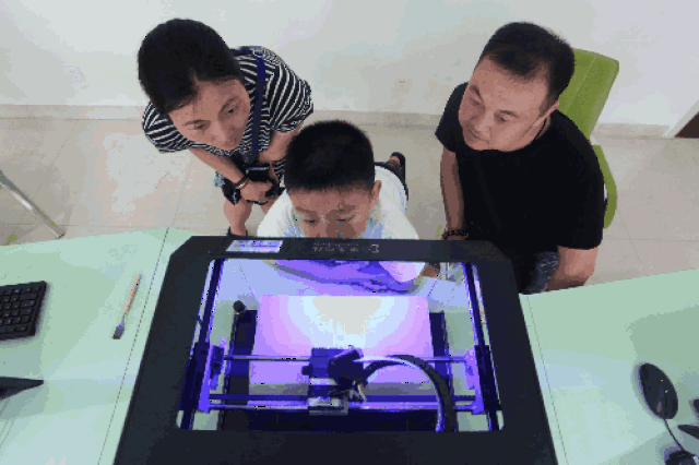 vr过山车 3d打印 机器人……快带您的孩子来这里体验高科技玩法!
