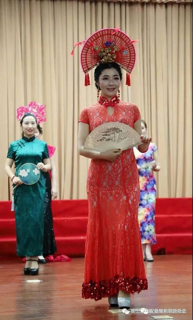 黄山市老年大学教师团队,学员代表联合表演旗袍秀《中国梦 旗袍情》.