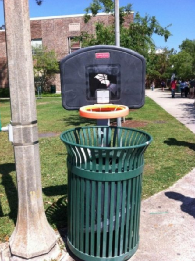 图中是一个校园的篮球垃圾桶,是不是很像把手里的垃圾完美的投进篮中
