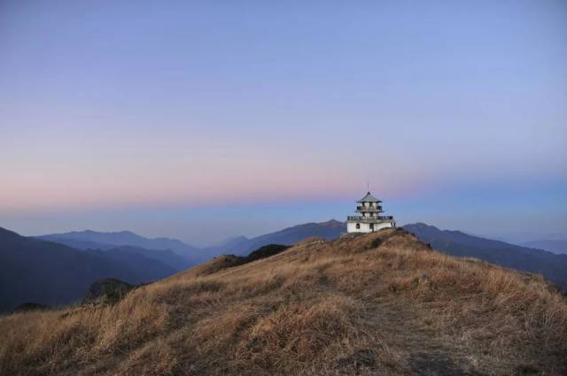 八面山上的了望台,夏天和冬天的风景各有千秋.