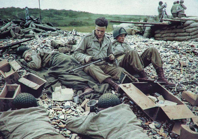 第二次世界大战诺曼底登陆战役过后,盟军士兵在海滩阵地上休息,一名