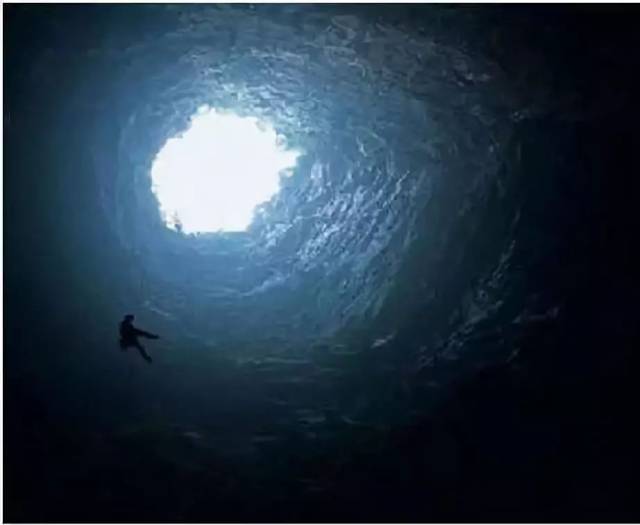 科学家在希腊发现无底洞,可能通向地心!