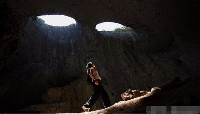峡谷出现神秘洞穴,形成一对“上帝之眼”,据说对视会被催眠