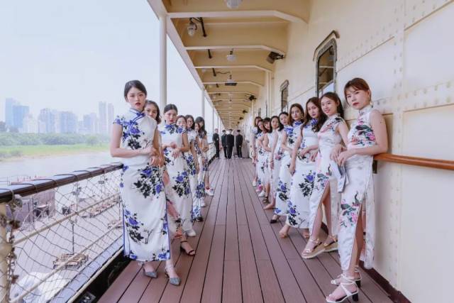 打卡五大城市地标毕业照,武汉大学生绘就又一道城市风景