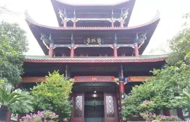 红 红色,中国最传统的颜色 浓烈而稳重 赣州的红色 是郁孤台端庄的