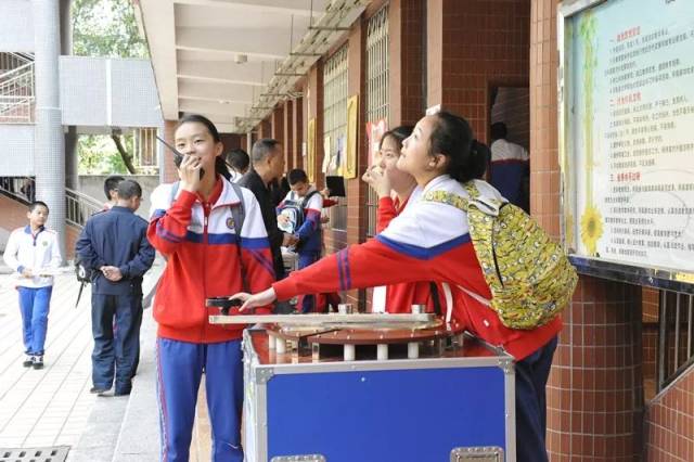 厦门六中科技节保留节目—报纸搭房子