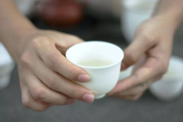 奉茶 把杯子双手送到客人面前注意倒茶礼仪,以茶奉客的中国古代