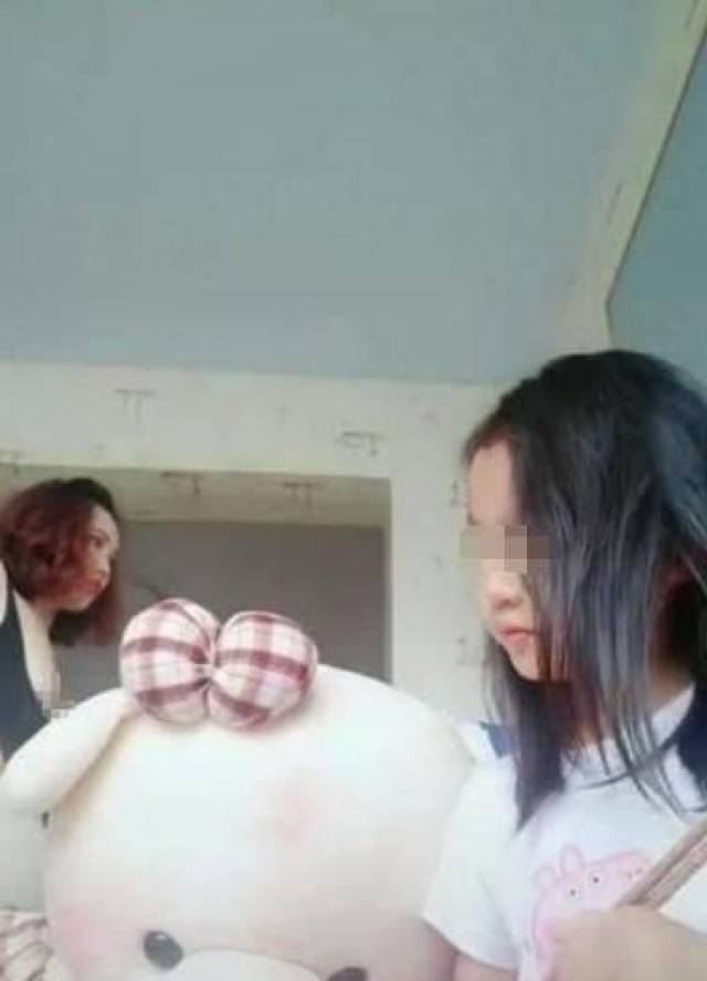 小学生拍抖音又惹事了,漂亮妈妈换衣服全程被曝光