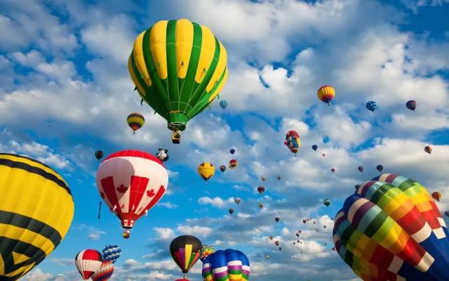 坐着热气球缓缓飞上天空是很多人梦寐以求的体验.