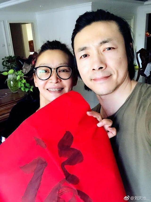 44岁祖峰与刘天池夫妻生活照曝光,结婚8年没生育