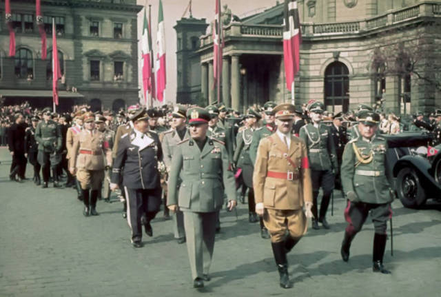 1939年4月德国阅兵仪式中的希特勒,在德国军队高层的陪伴下,进入阅兵