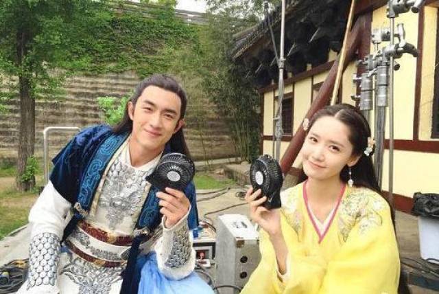 3,2015年,允儿首次出演中国古装电视剧《武神赵子龙》,与林更新合作.