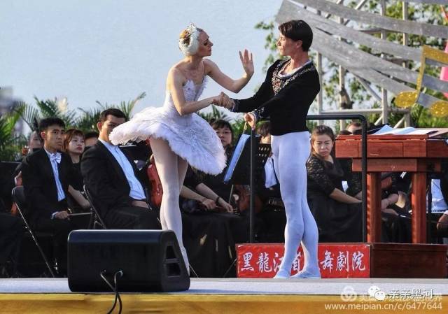 俄罗斯的芭蕾舞是很有名的,男女舞者在倾情演绎《双宿双飞》.