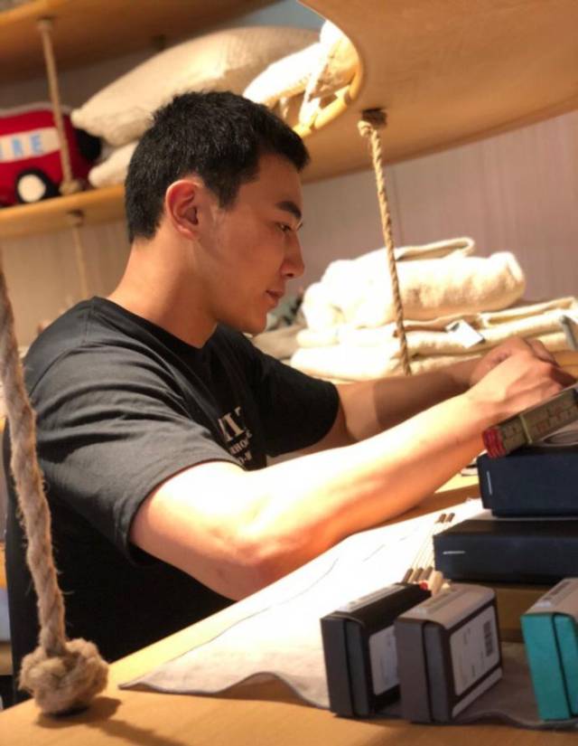 胸肌霸气腹毛吸睛人鱼线宛如雕刻这个爱健身的肌肉男喜旅行