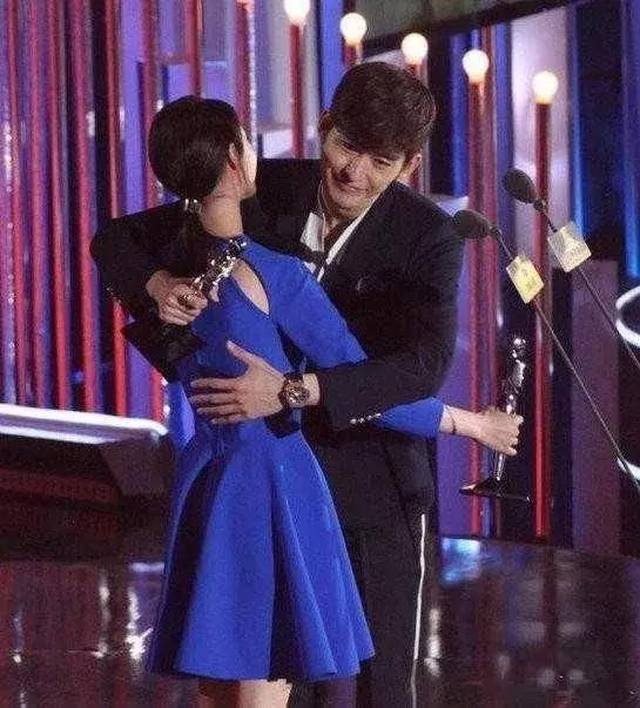 张翰郑爽分手后同台,张翰索要抱抱,郑爽的回答