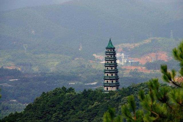 青秀山风景区是南宁市最著名的风景区,俗称青山,是南宁排名的景点