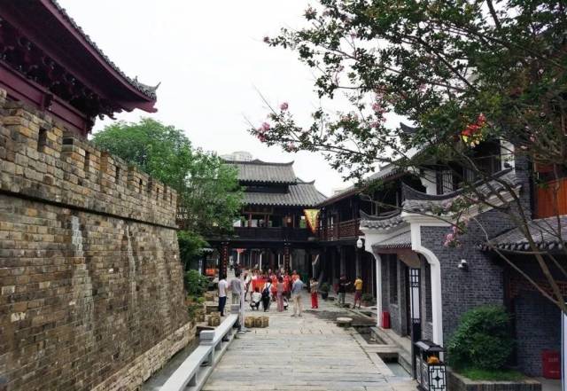 清嘉庆《常德府志》有记载:城濠起西门,历北门至东门.水汇七里涧.