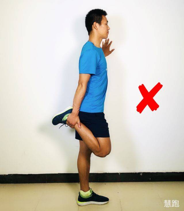 三,伸髋与屈膝动作结合才能有效拉伸大腿前侧股四头肌
