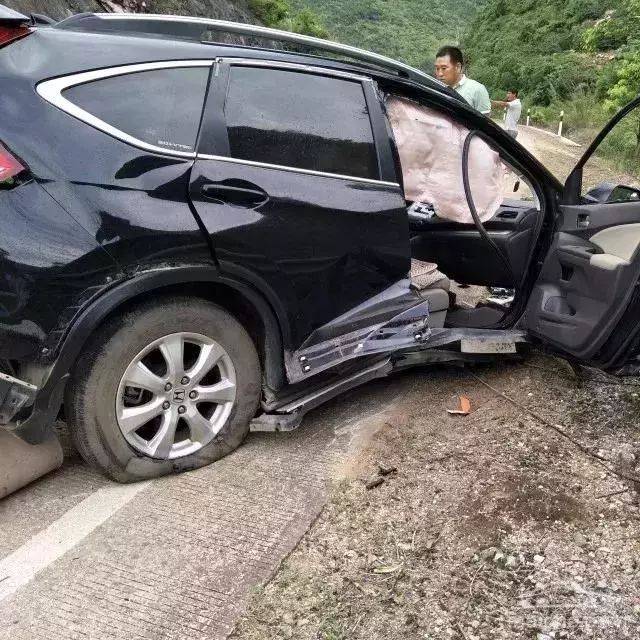 多图广西惨烈车祸致2死1伤本田crv整个车头都没了