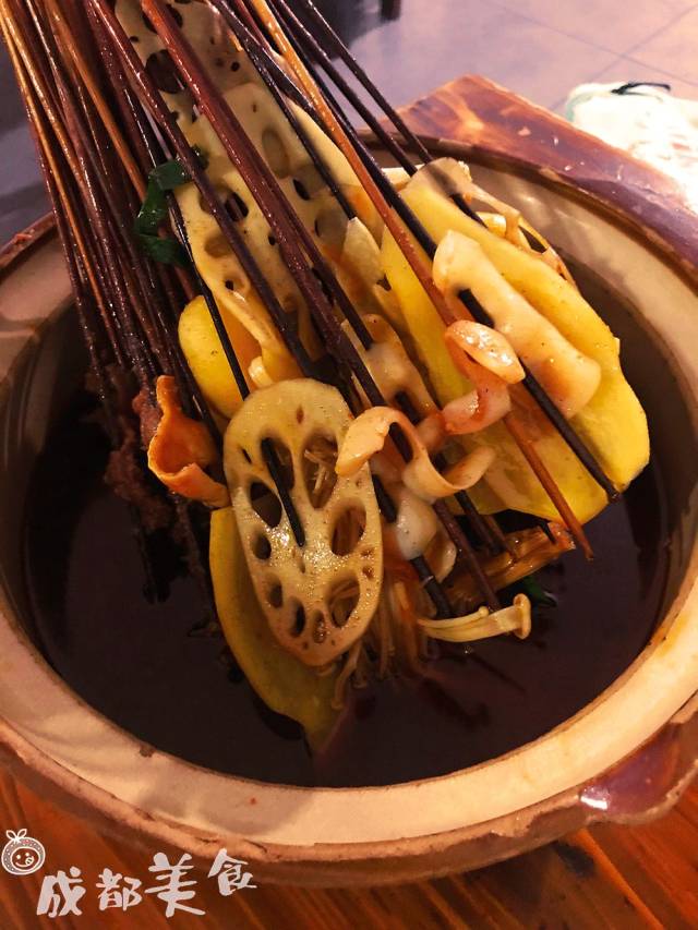 抖音美食网红街，成都第1条，平均排队30分钟。