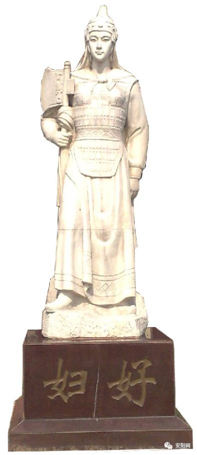 殷墟妇好墓雕像妇好是商王武丁的妻子,是个善于打仗的女将军,她率领