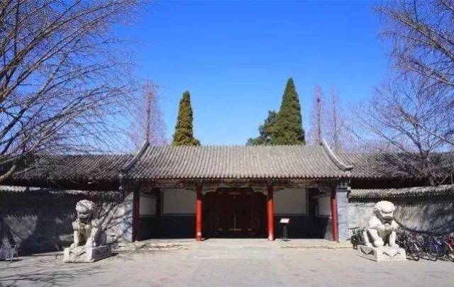 那种浪漫也跨越时间扑面而来 继续往东,工字厅映入眼帘 工字厅是清华