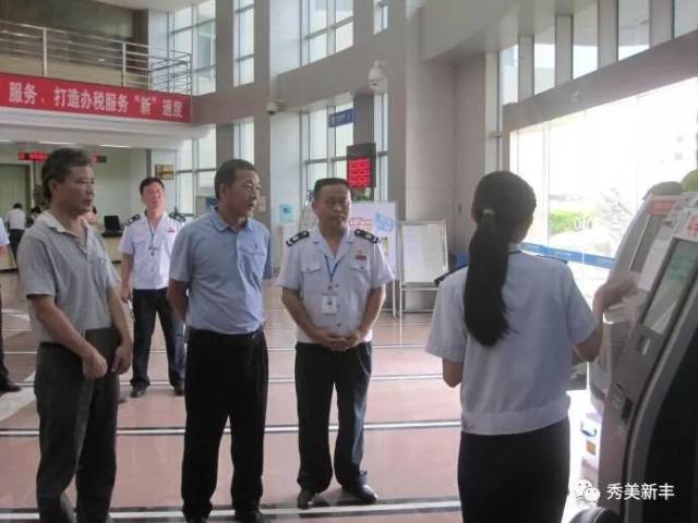 7月5日,新丰县人大常委会主任江大凡率队到新丰县税务部门调研,实地