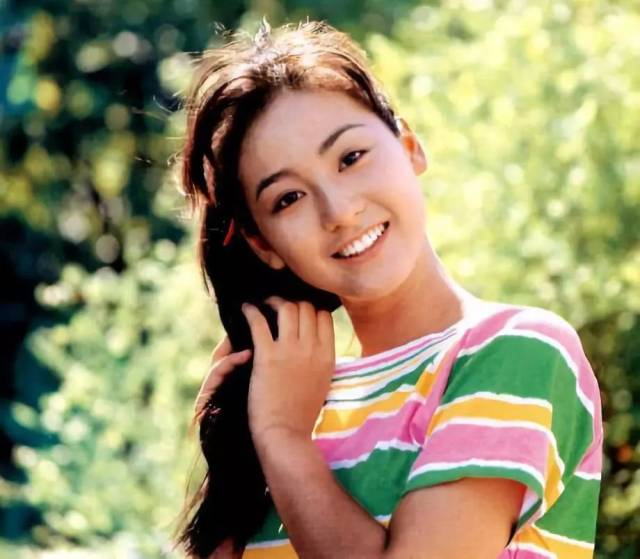 李美妍在少女时期是很优雅很知性的姐姐形象