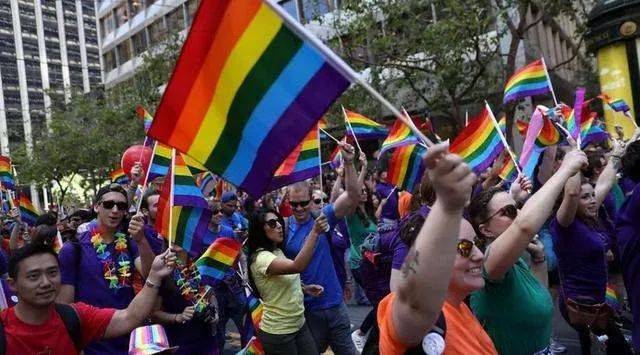 lgbt游行,挥舞着他们标志性的彩虹旗 不得不说,老板们的这一招还是很