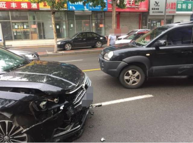 唐山市内惨烈车祸,现场一片狼藉!