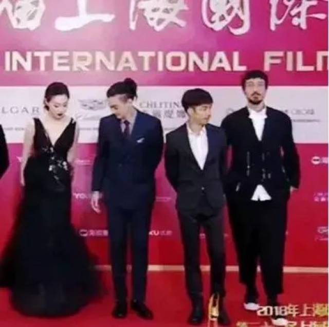 女演员坐周一围大腿上,两人暧昧之前还挽手臂,朱丹微博低调回应