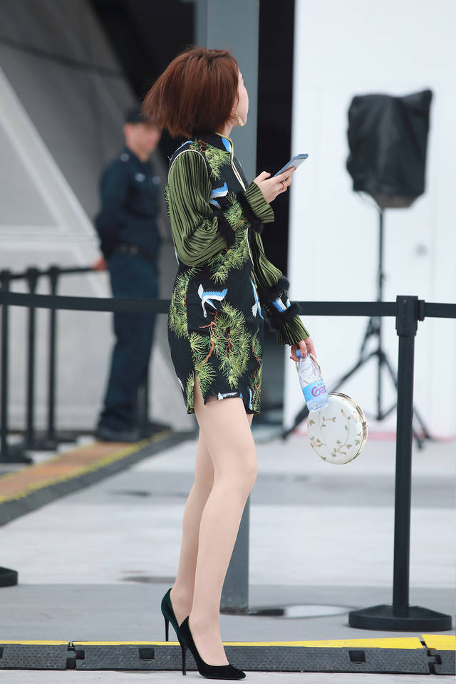 街拍联盟:短旗袍肉丝高跟美女,有点上海滩的意思