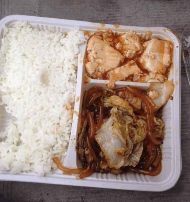 至于剧组盒饭的质量,那就是看情况了,有好有坏,但是总体来说还是有点