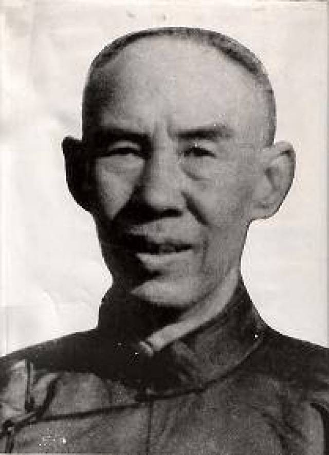 叶问老先生表面看起来安静,平和,慈祥.