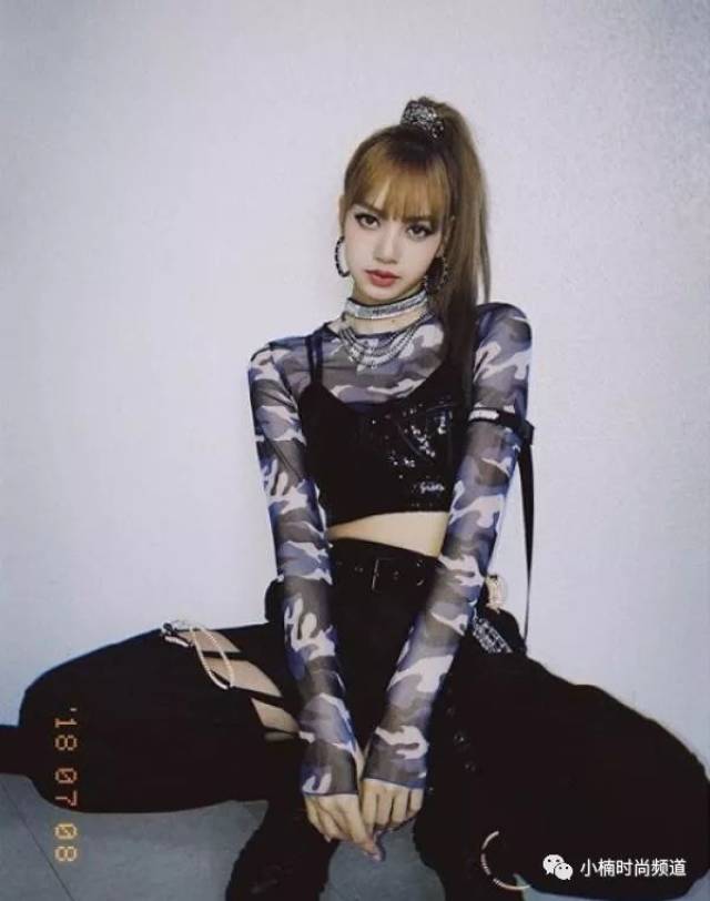 明星穿啥:blackpink lisa 爱心t恤现身签名会