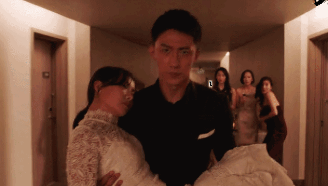 在剧中,阮经天不仅花式秀身材,而且还展示了花式抱杨幂.