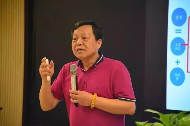 在天津理工大学会议室汪军民教授一行与学校创业中心负责人进行了交流