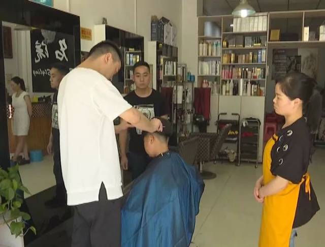 在野三关镇谭家村社区,有这样一家不起眼的理发店,34岁的女老板谭贵柱