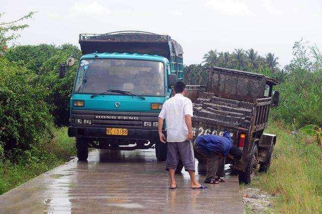 (2)农村的公路太窄了,不好错车