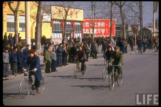 老照片:70年代的北京,天安门广场卖萝卜无人赶,充满时代特色!