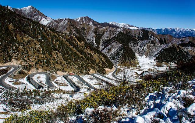 登高远望,大通河与岗青公路宛如黑,白两条缠绕的蛇,蜿蜒爬行于高峡