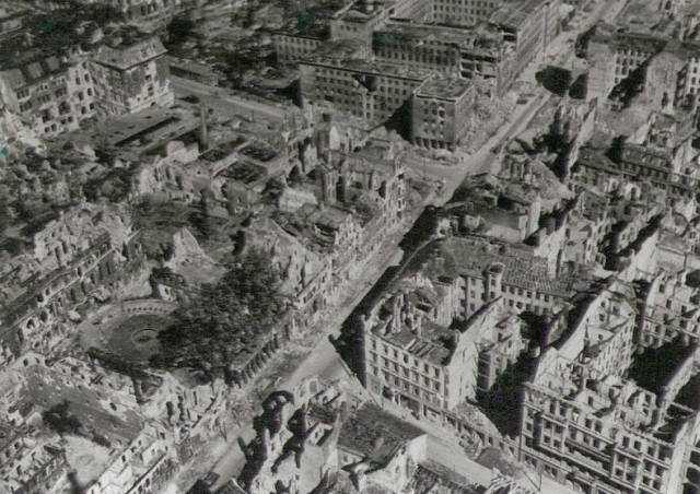 二战结束后的德国柏林,废墟之下的"帝国荣耀"荡然无存