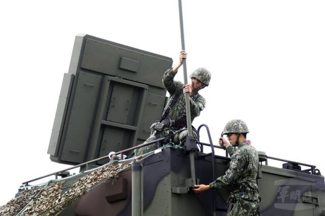 正在进行整备作业的台湾雷达兵 图源:联合新闻网