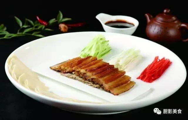 炸紫酥肉是河南省特色传统名菜,号称赛烤鸭,此菜选用猪硬五花肉,经浸