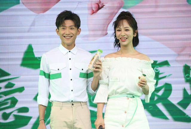 张一山和杨紫同台代言甜蜜互动尽显甜蜜,情侣装vs姐弟