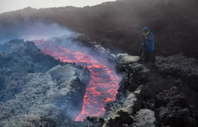 火山喷发还会带出大量的火山灰和有毒气体,所以要尽量找到防毒面具