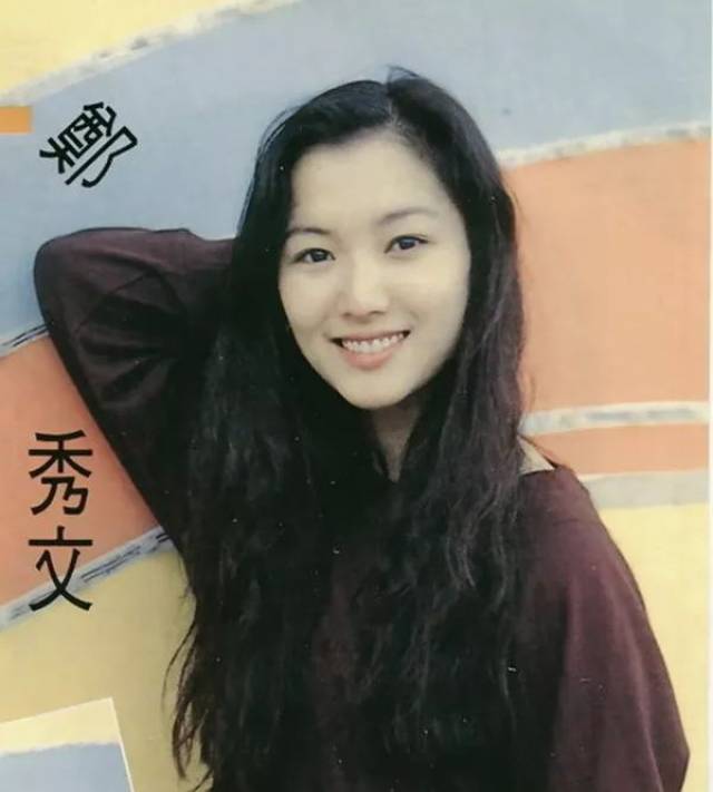 但早期被包装成"玉女"的郑秀文,与其说是歌手,更像个楚楚动人的"花瓶"
