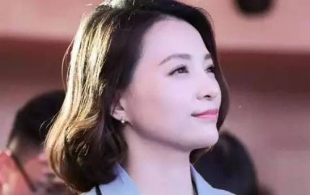 想要成为董卿这样的精致女人吗?你也可以的,首先从你的穿衣打扮开始.