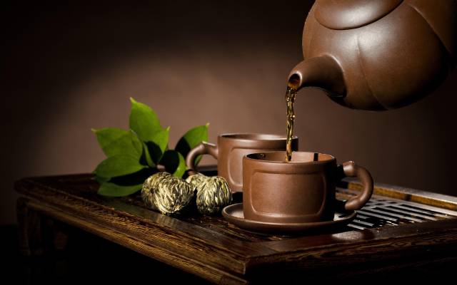 心静时饮茶,心乱时看板,一杯茶,一张板,一个人