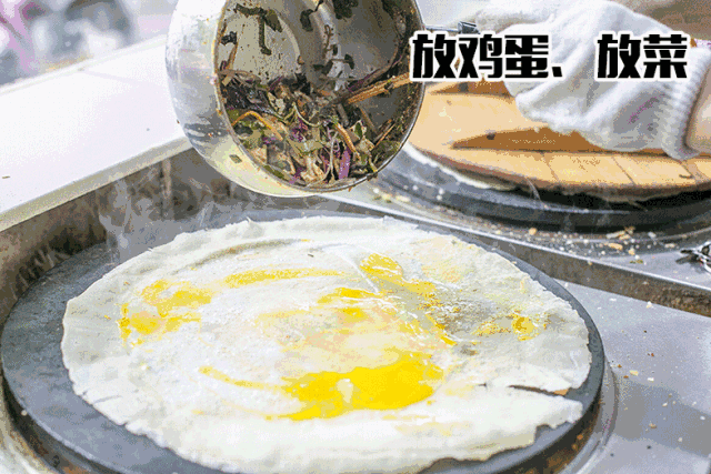 将菜煎饼插上 时尚化的元素 所以当你走进我们邻村二妮菜煎饼店 从